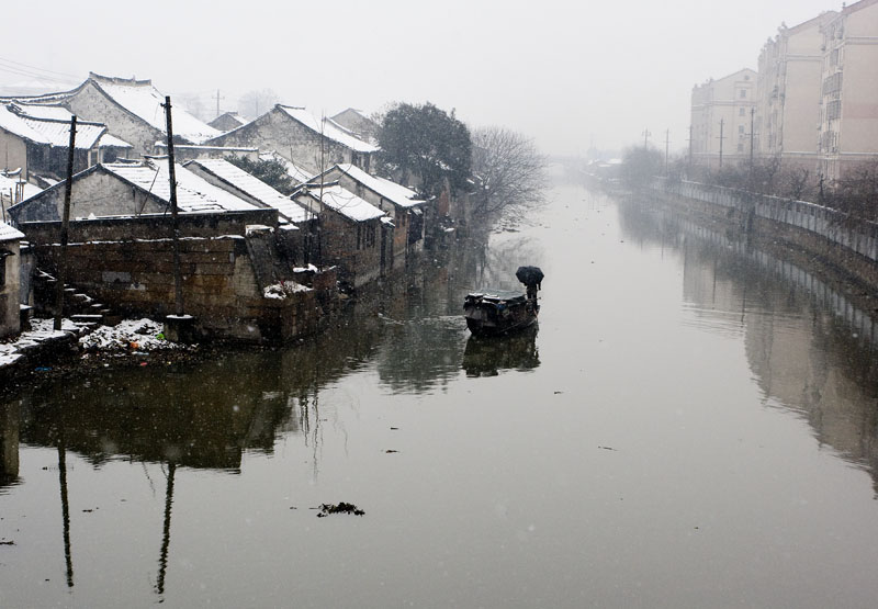 JL032_JiaShan_waterway_n_ Hutong_boatman
