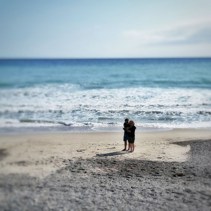 06-26-16_San_Clemente_Beach_couple_walking_173848-01